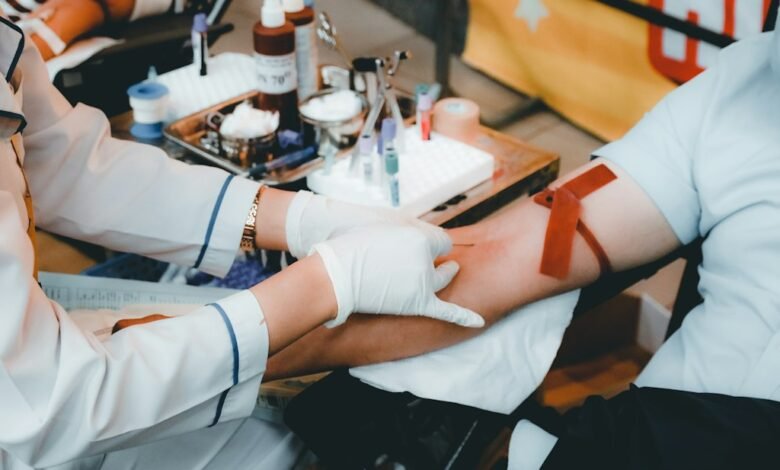 متبرع بالدم أثناء سحب الدم في منشأة صحية