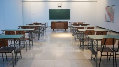 صورة رمزية لفصل دراسي خالٍ، لا تمثل موقع الواقعة